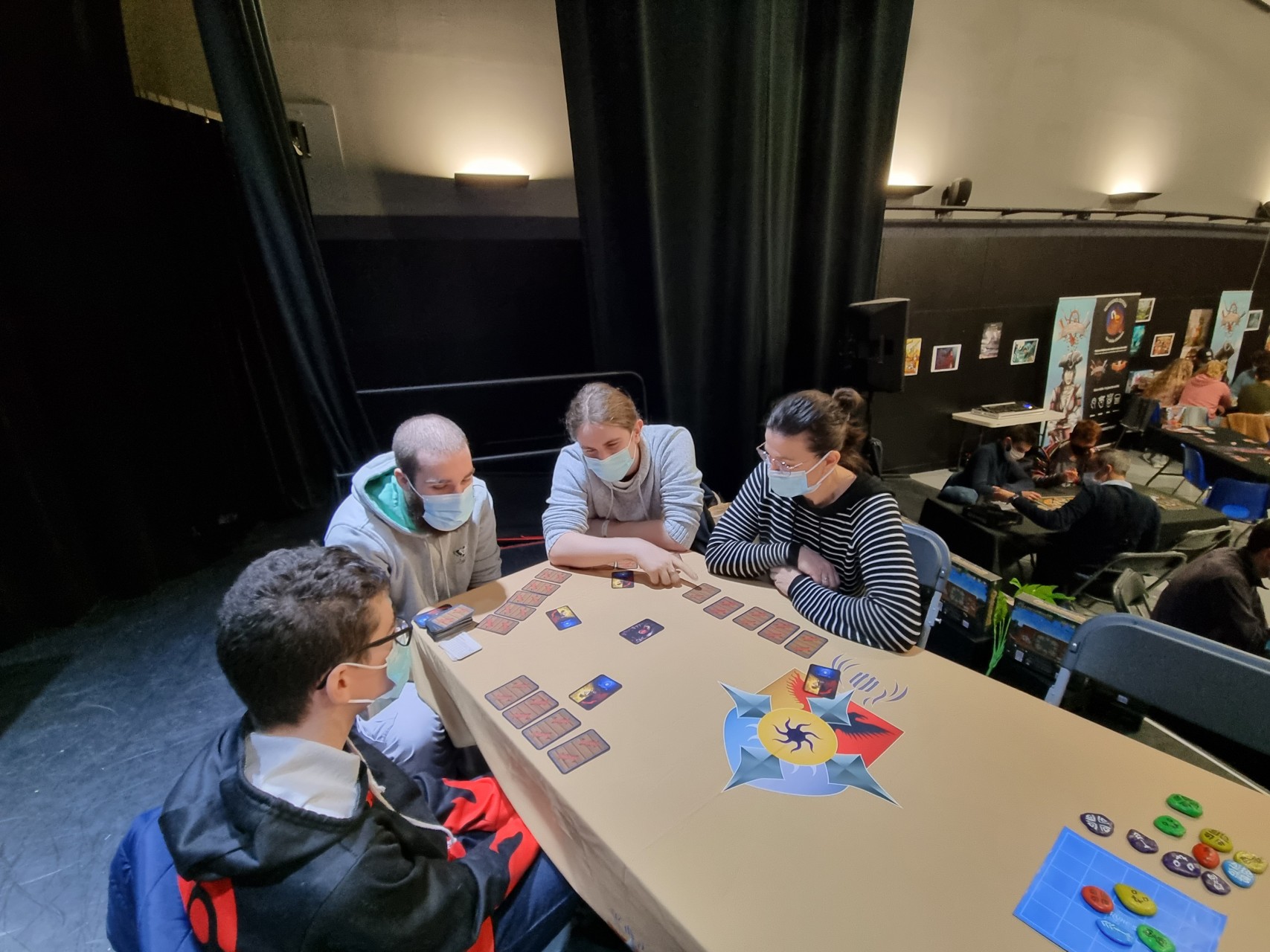 4 joueurs jouent à la Douane, une variante du jeu de société Infiltrés, sur une table du Projet CarTylion à la MJC Le Sillon Chemin-Vert à Caen lors du Festival du jeu et de l’imaginaire