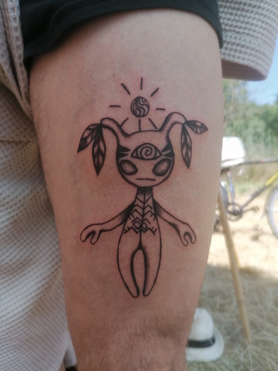Tatouage d'un alien sur un bras