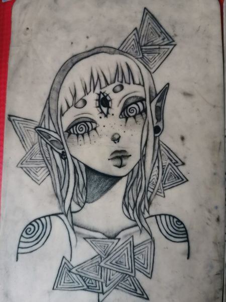 Peau synthétique avec un tatouage de femme elfe avec un troisième oeil et des triangles sur le corps