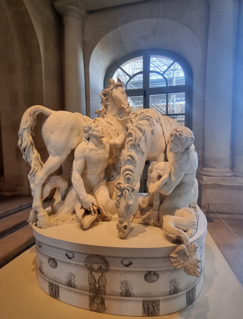 Statue en marbre de chevaux avec des hommes sirènes