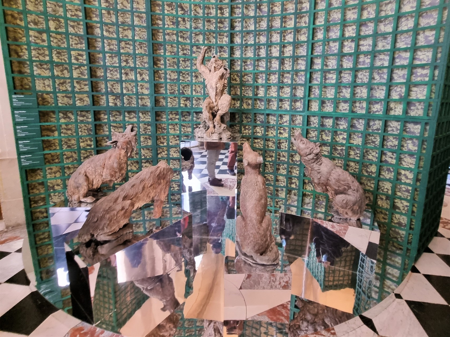Statue en plomb de loups et d'un singe reconstituant une des fontaines du labyrinthe du parc du Château de Versailles