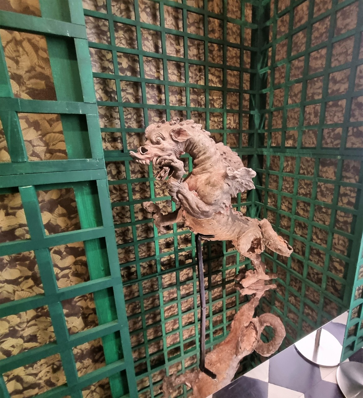 Statue en plomb d'un dragon dans le labyrinthe de l'exposition Les animaux du Roi