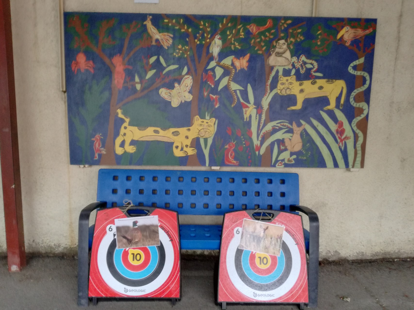 2 cibles de tir à l'arc devant un tableau présentant des animaux