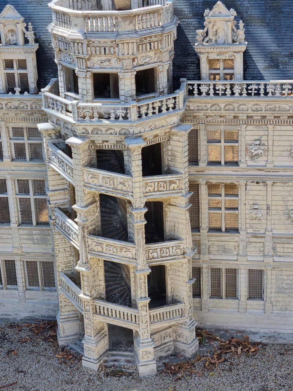 Détail de l'escalier du Château royal de Blois en miniature au Parc des Mini Châteaux