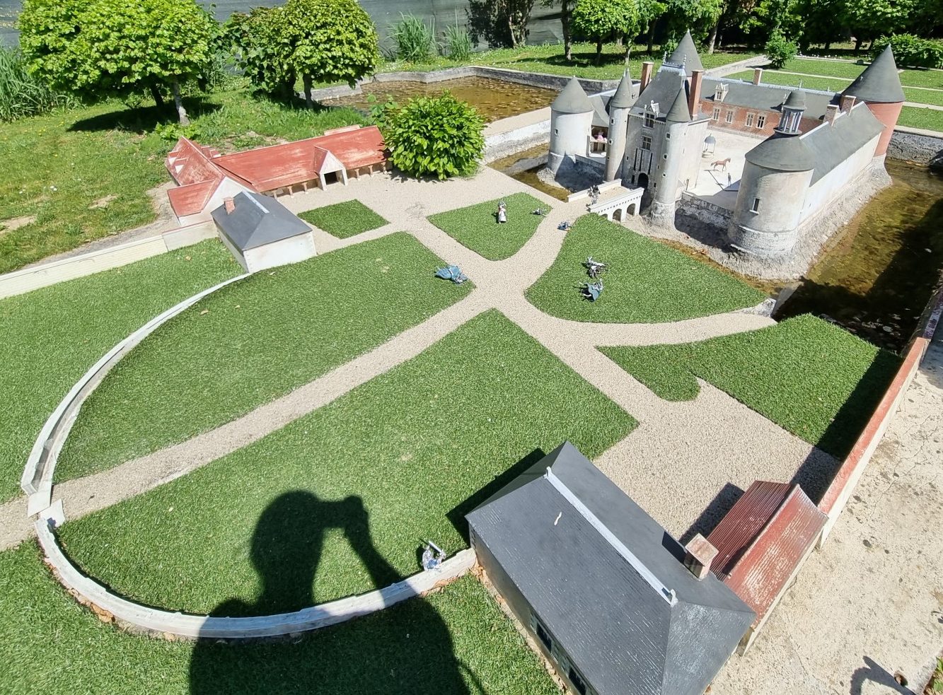 Miniature du Château de la Bussière avec l'ombre de Fleur qui prend une photo