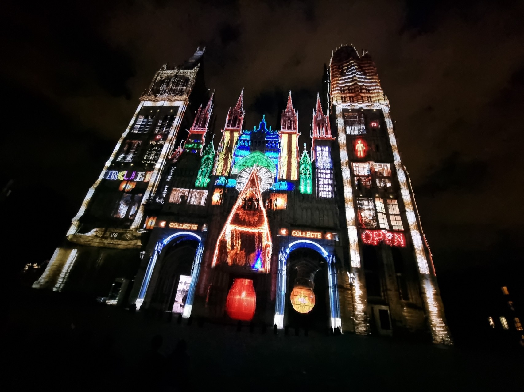 Cathédrale de Rouen pendant le spectacle Rendez-vous avec la lumière 2022