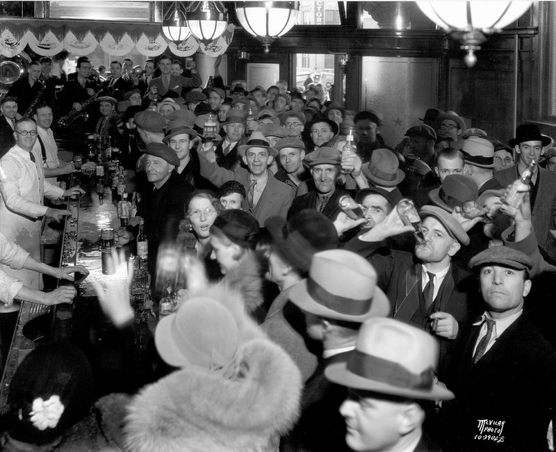 Photo en noir et blanc de nombreuses personnes dans un bar à l'abrogation de la Prohibition