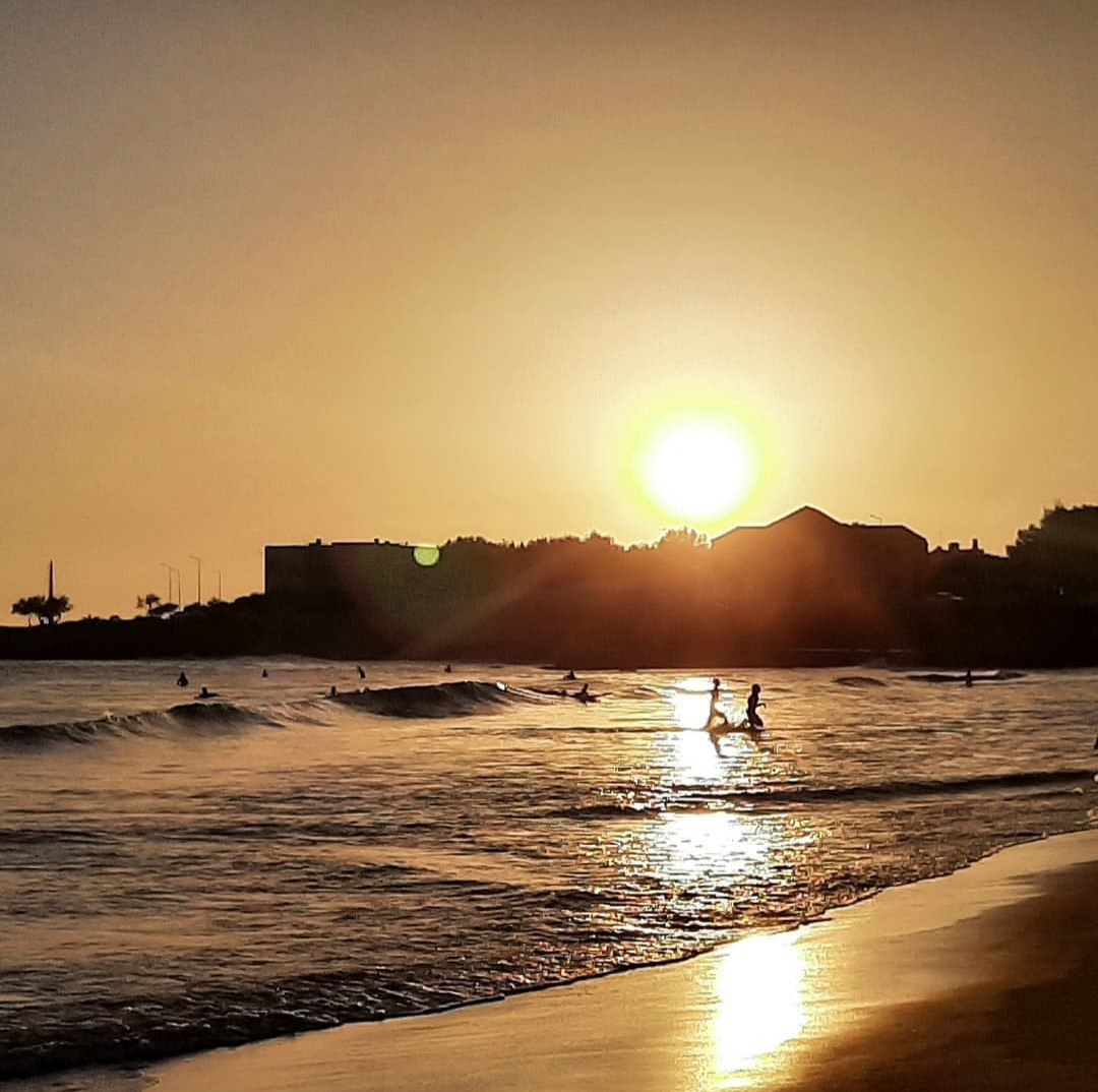 Coucher de soleil orangé sur la plage au Portugal