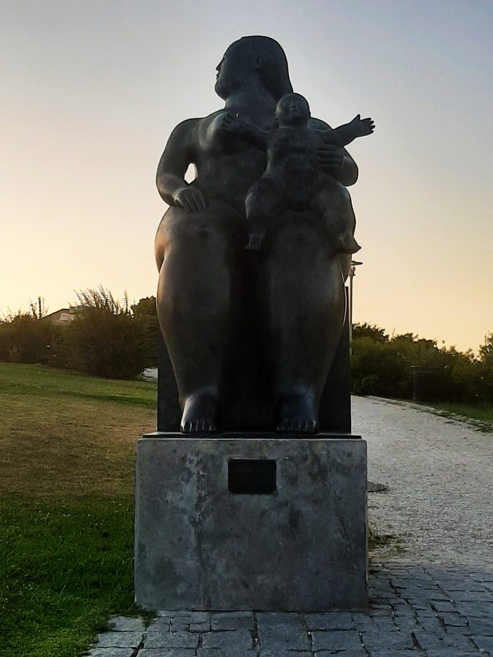 sculpture au parc Eduardo VII Statue d'une femme enrobée qui tient un enfant sur sa jambe
