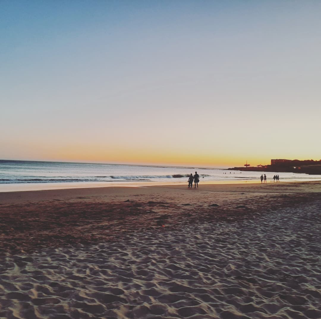 début du coucher de soleil à Praia de Carcavelos au Portugal