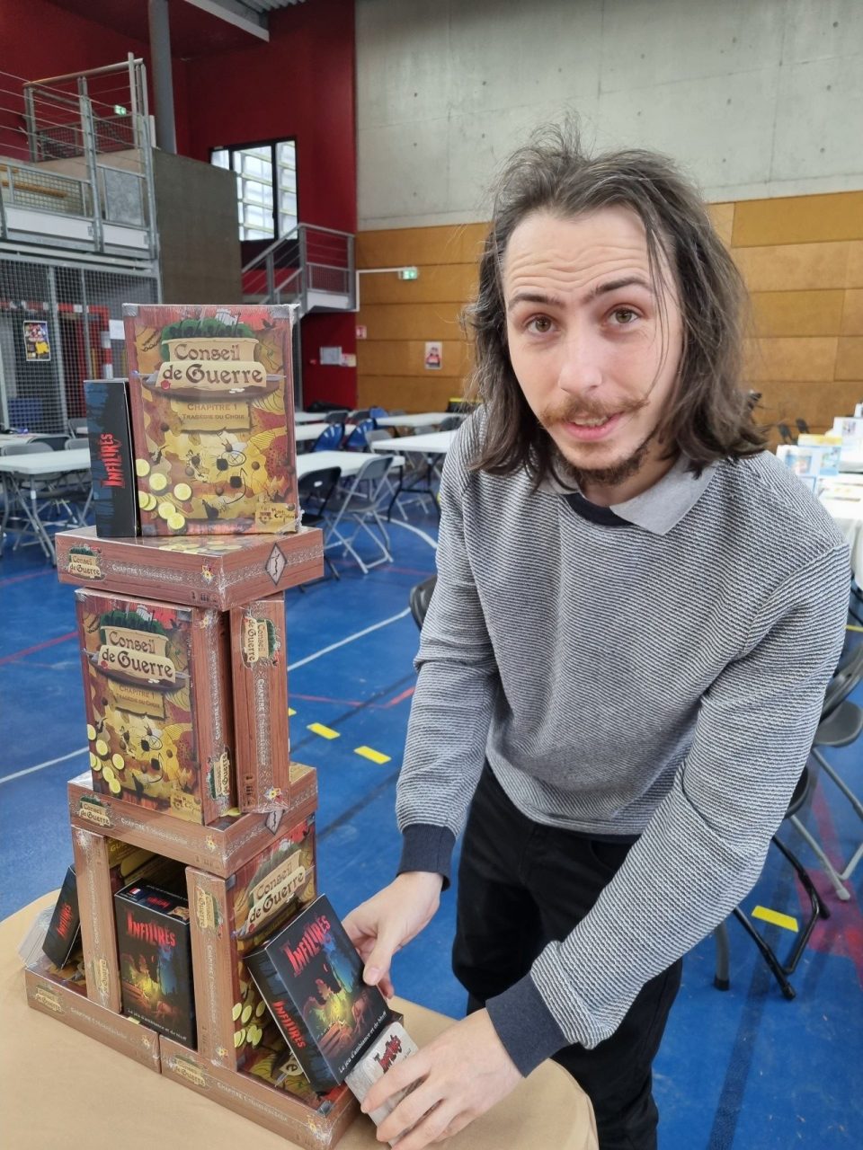 Florian devant une tour de jeux Conseil de Guerre et Infiltrés