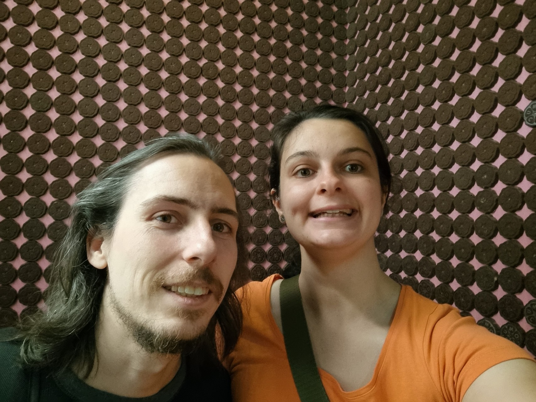 Florian et Fleur dans une pièce dont les murs sont tapissés de chocolats ronds