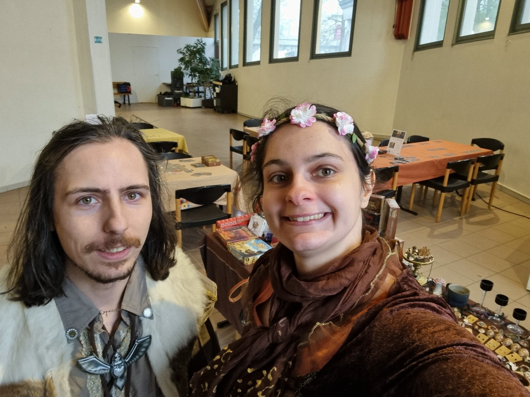 Florian Daguet et la Barenne Fleur du Bois-Remiscent devant le stand de la Fabrique et les tables de jeux de société