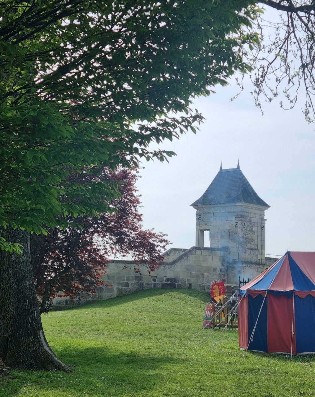 Château de Coucy avec une tente médiévale devant